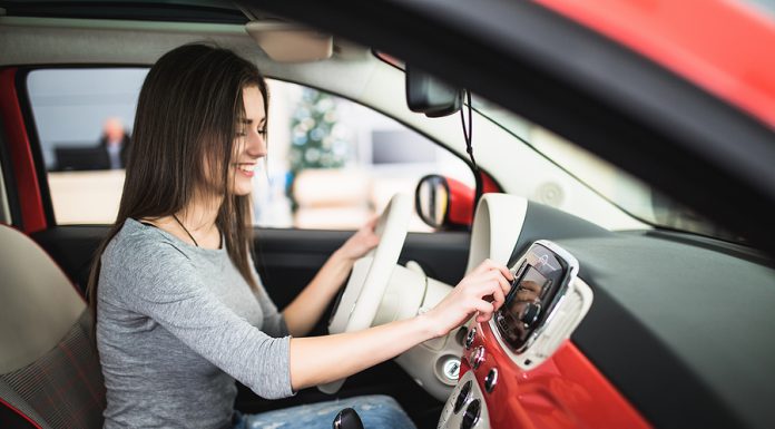 Estudio: En 2025 la radio AM/FM domina el audio en los automóviles