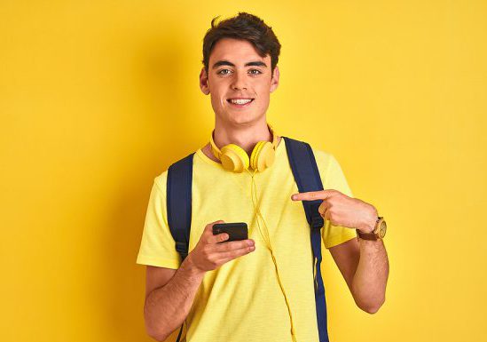 Grupos radiofónicos hispanos en EE. UU. más escuchados online / abril 2025