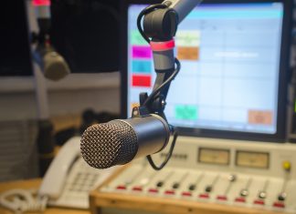 La radio: el pulso sonoro que conecta a millones de hispanos en EE. UU.