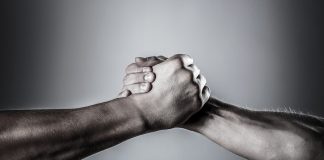 AM/FM: Un apretón de manos que la IA no puede dar