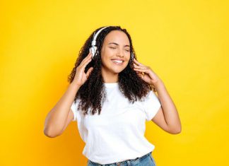 Grupos radiofónicos hispanos en EE. UU. más escuchados online / julio 2025