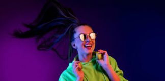 Grupos radiofónicos hispanos en EE. UU. más escuchados online / agosto 2025