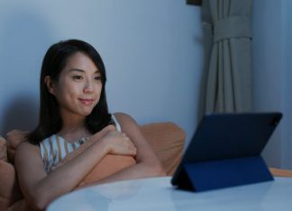 Estudio: Ocho de cada diez oyentes escuchan podcasts por su presentador favorito