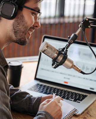 Programar una emisora de radio sigue siendo un arte