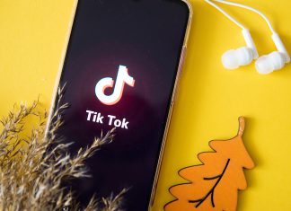 Jóvenes eligen TikTok para encontrar música, podcasts y tendencias