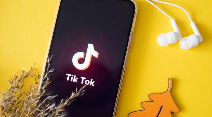 Jóvenes eligen TikTok para encontrar música, podcasts y tendencias