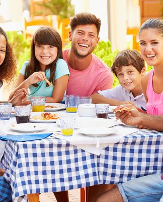 Latinos en EE. UU. ajustan gastos y buscan oportunidades ante presión económica