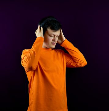 En podcasts, la influencia publicitaria va más allá de la escucha total del anuncio