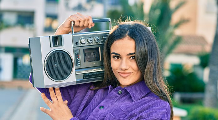 93 % de los hispanos escuchan radio al menos una vez al mes