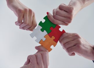 ¿Cómo podría la radio comercial apoyar a las estaciones públicas y comunitarias?