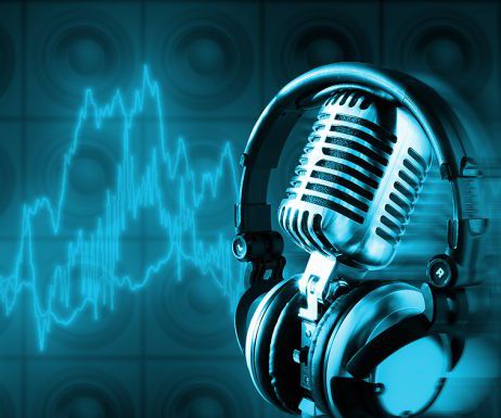 Radio y podcasts empatan en tiempo dedicado a escucha de contenido hablado