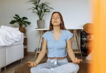 La radio que no grita… pero conecta más que muchas que sí