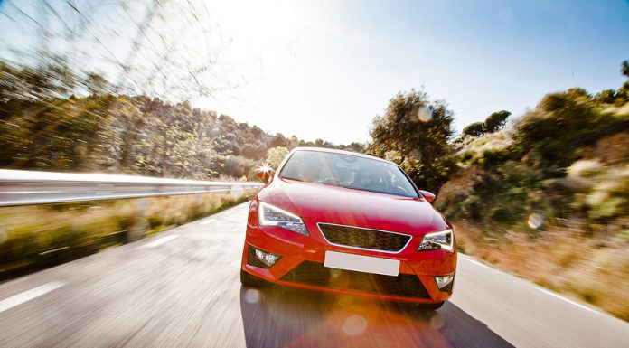 Estudio: La ventaja de la radio en el auto varía según la marca
