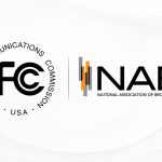 NAB y FCC impulsan cambios para mantener competitiva a la radio local