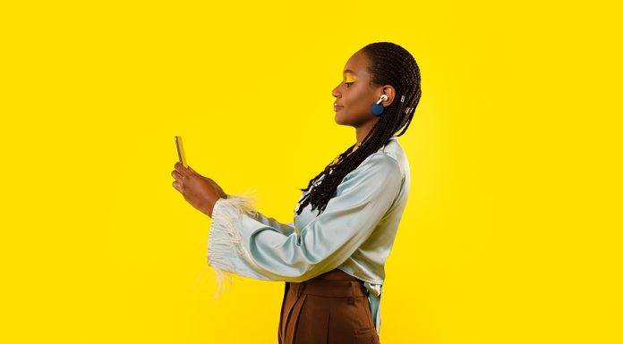 Lanzamientos de podcasts tocan mínimo histórico, pero producción sigue creciendo