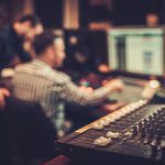 5 Formas de darle un giro a tu carrera como productor de radio