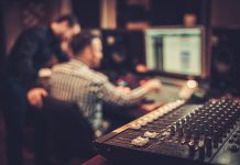 5 Formas de darle un giro a tu carrera como productor de radio