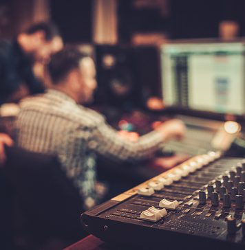 5 Formas de darle un giro a tu carrera como productor de radio