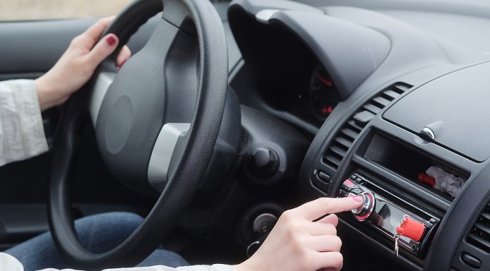 Estudio: Automovilistas siguen prefiriendo la radio sobre la música Streaming