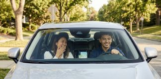¿Cómo está cambiando la forma de escuchar radio en el automóvil?