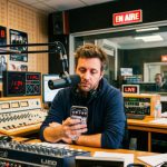 ¿Qué está haciendo tu locutor entre cada intervención al aire?