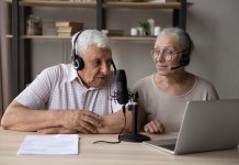 NPR apuesta por adultos mayores en podcasts: ¿podría replicarlo la radio hispana?