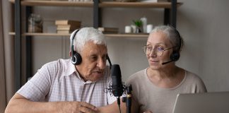 NPR apuesta por adultos mayores en podcasts: ¿podría replicarlo la radio hispana?