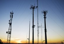 FCC estudia cambio normativo para facilitar el movimiento de torres de transmisión